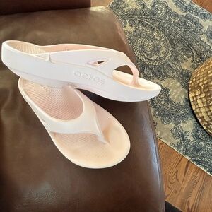 OOFOS Women's Light Pink Sandals